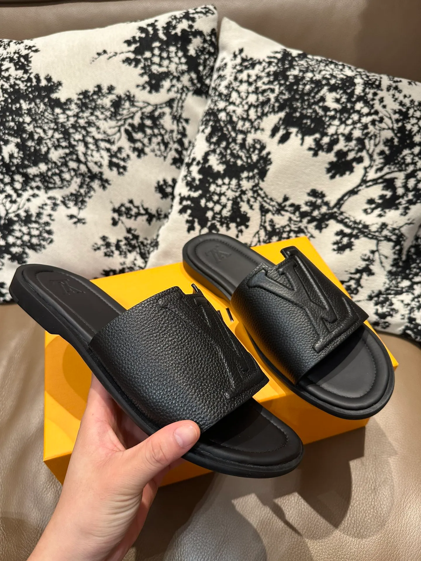 Men's shoes💰360💰 New LV slippers hot sale🩴 Full cowhide surface, cowhide lining, cowhide feet, size 36-46